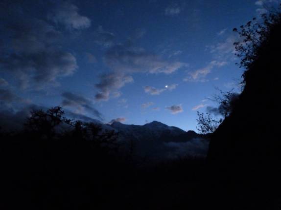 O dia nasce e revela a paisagem grandiosa no último dia de caminhada na trilha de Choquequirao, no Peru
